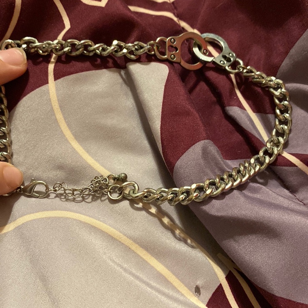 A sliver handcuff choker